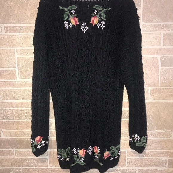 Portraits By Northen Isles Sweater Size medium - Picture 7 of 8